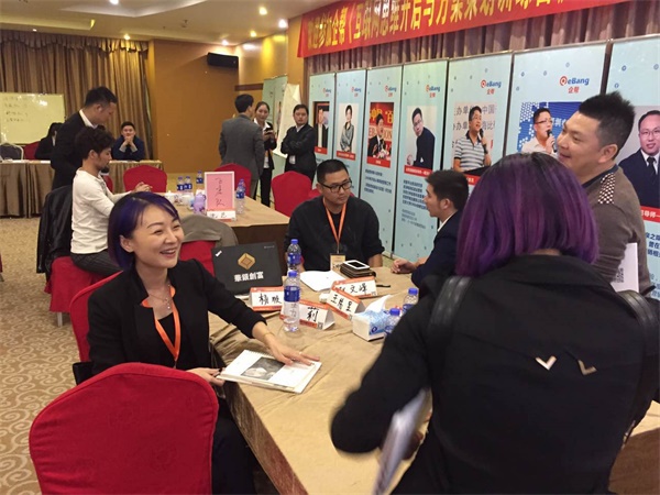 幫你拍個企業(yè)宣傳片，小瓜子雞年送你萬能福