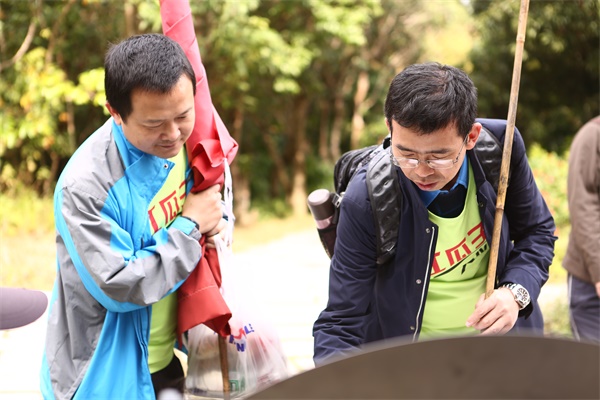 你在故宮修文物，我在紅瓜子拍企業(yè)宣傳片