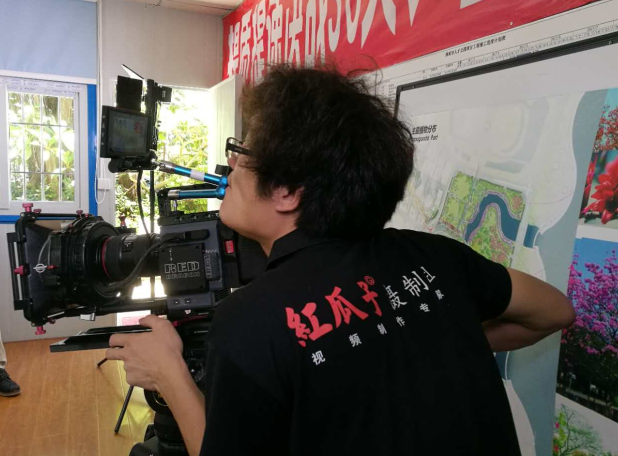 紅瓜子攝制組為企業拍攝宣傳片